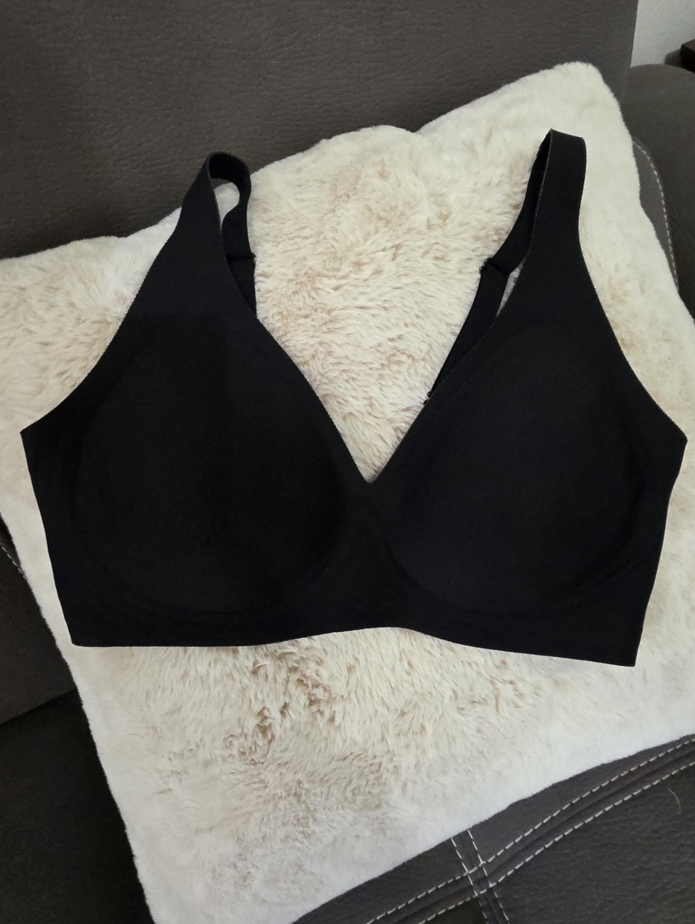 Nearly New CELESTE D'OR Seamless Black Deep V Pushup Jelly Wireless Bra